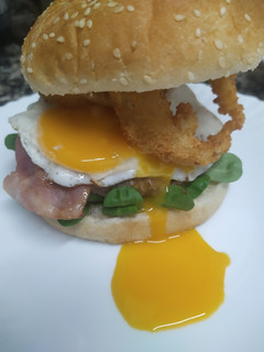 Una foto de Hamburguesa rellena de Cheddar con aros de cebolla crujiente