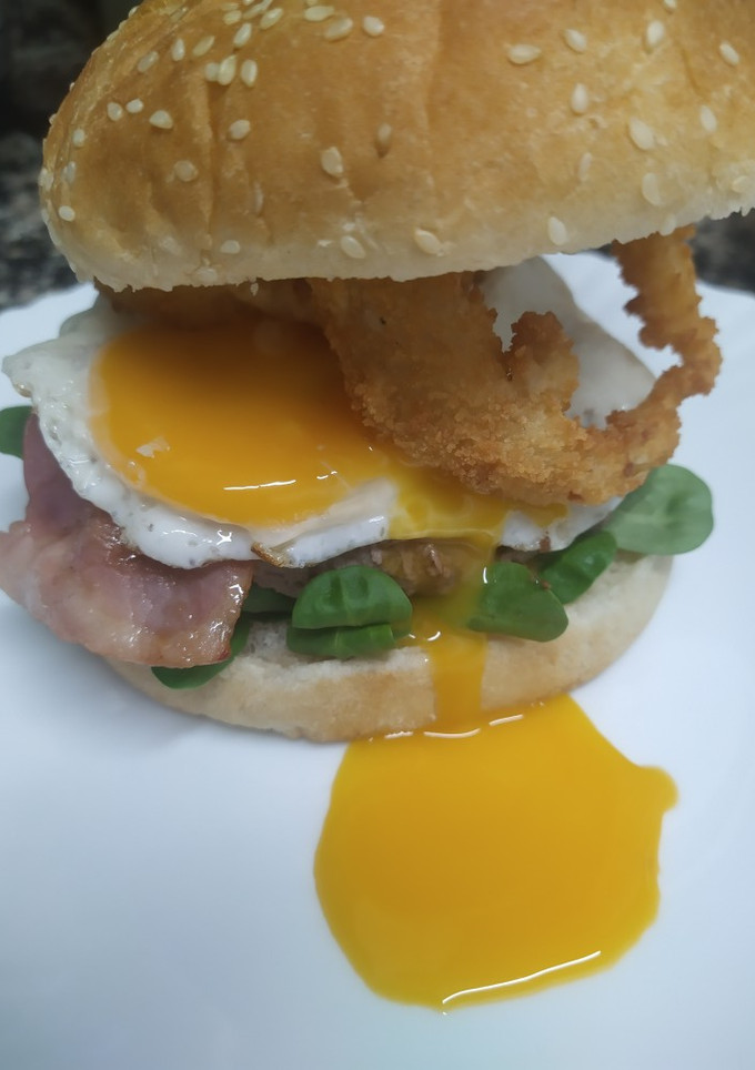 Una foto de Hamburguesa rellena de Cheddar con aros de cebolla crujiente