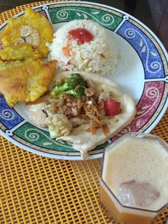 Una foto de Pechuga marinada en leche con ensalada de verduras