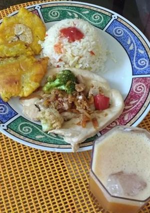 Una foto de Pechuga marinada en leche con ensalada de verduras