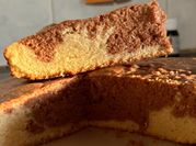 Una foto de torta marmolada con aceite