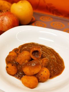 Una foto de Chipirones en salsa americana con patatas baby