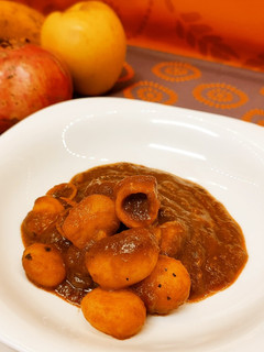Una foto de Chipirones en salsa americana con patatas baby