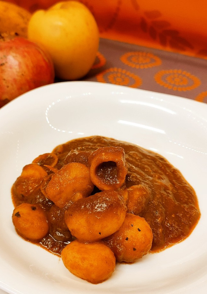Una foto de Chipirones en salsa americana con patatas baby