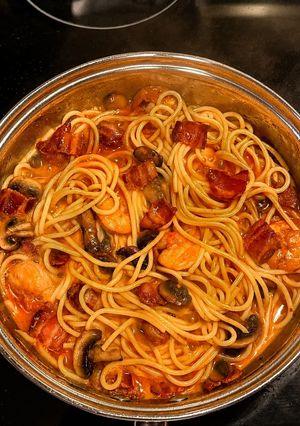 A picture of Bacon, mushroom, and tomato pasta.