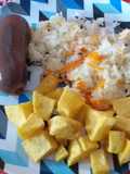 Arroz con prietas y papas fritas