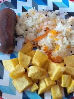 Una foto de Arroz con prietas y papas fritas