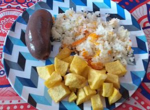 Una foto de Arroz con prietas y papas fritas