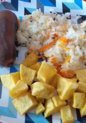 Una foto de Arroz con prietas y papas fritas