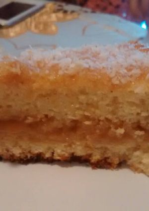 Una foto de Suave bizcocho con dulce de leche y coco