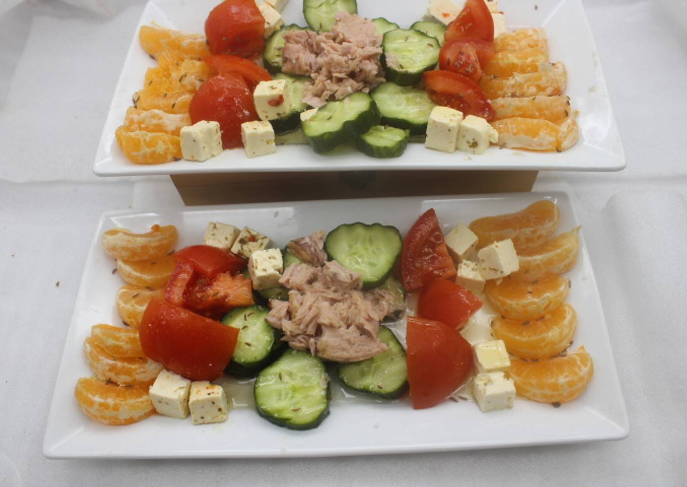 Ensalada de atún y queso en aceite