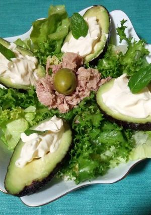 Une photo de Salade laitue/ avocat/ thon 🌿