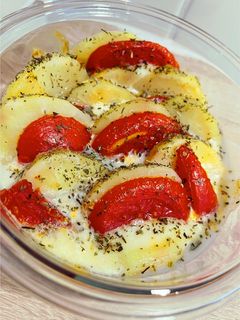 Une photo de Gratin pomme de terre, tomate, mozza 🥔