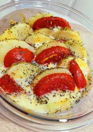 Une photo de Gratin pomme de terre, tomate, mozza 🥔