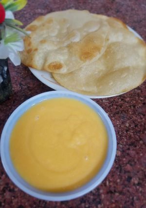 A picture of Aam ka Ras/ Amrus with poriyan.