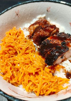 Une photo de Donburi tonkatsu et salade de carottes râpées