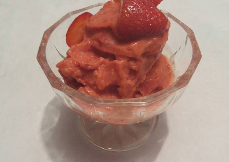 Helado dietético de fresas y yogurt