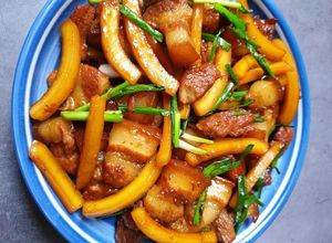 Hình của món Thịt kho cùi dừa.