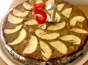 Una foto de tarta de requesón y manzana