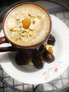 खजूर मिल्क शेक (khajoor milk shake recipe in marathi) रेसिपी चे मुख्य फोटो