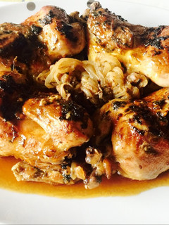 Una foto de Pollo especiado y relleno, دجاج معمر ومشرمل