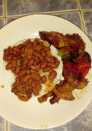 Una foto de Arroz con habichuela y tocino
