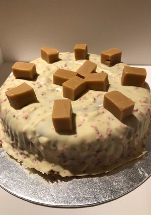 A picture of White chocolate and fudge cake.