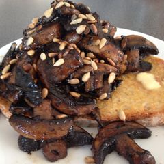 A picture of Mushrooms on Toast.
