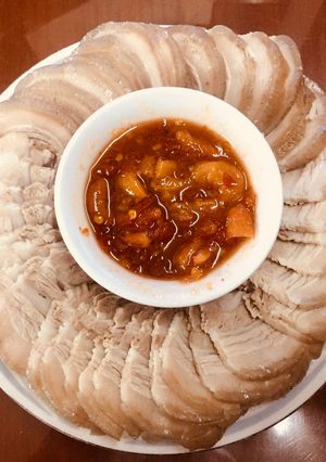 Hình của món Thịt ba chỉ luộc chấm tôm chua Huế.