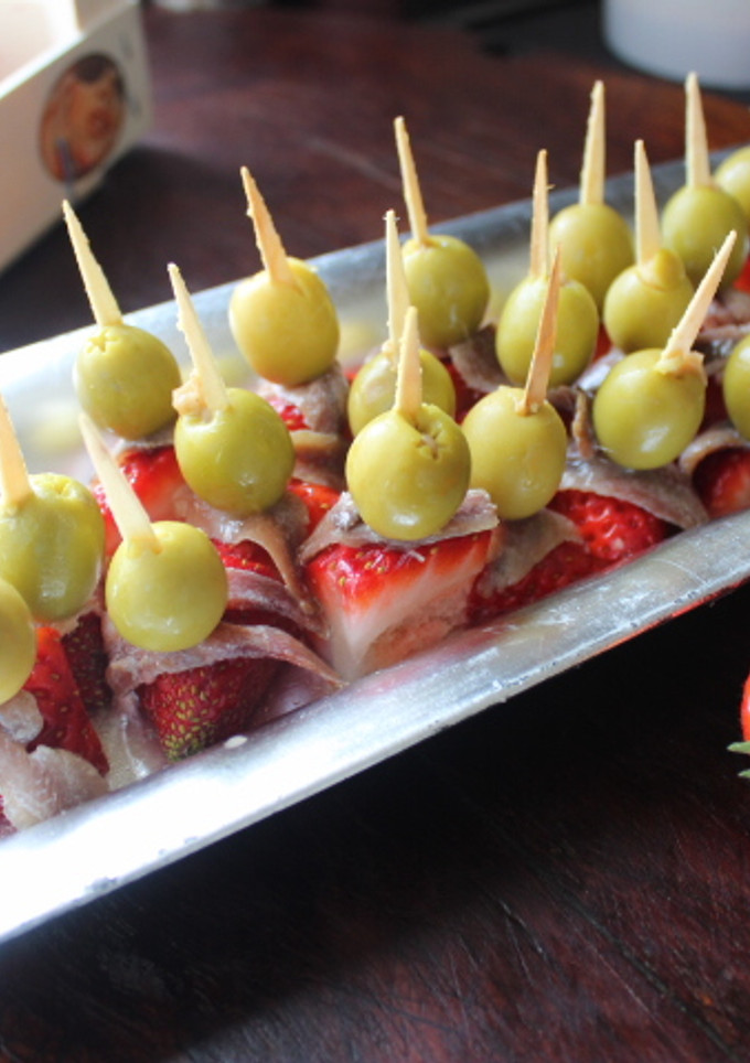 Una foto de Pinchos de fresones con anchoas