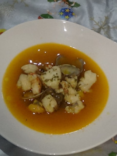 Una foto de Sopa de pescado y marisco