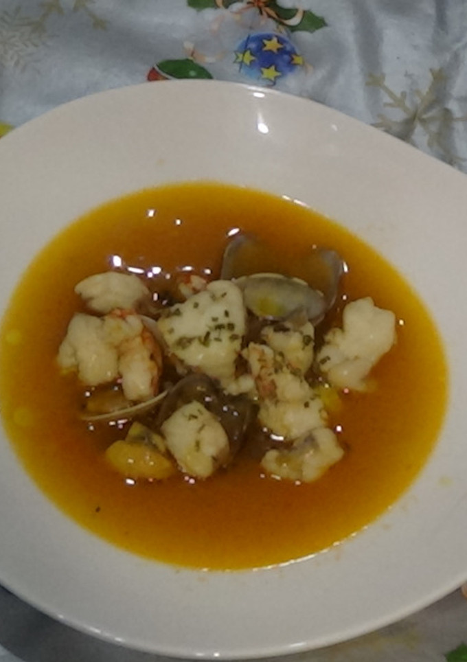 Una foto de Sopa de pescado y marisco