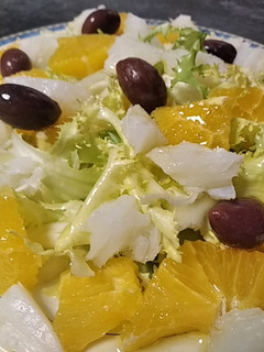Una foto de Escarola con naranja y bacalao