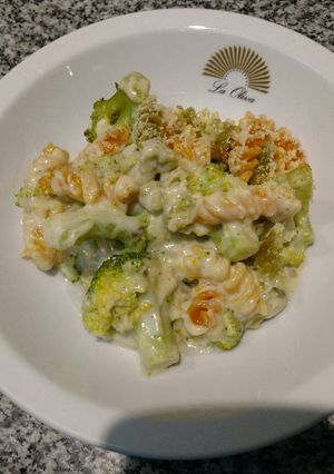 Una foto de Pasta en salsa mornay con brócolis gratinados