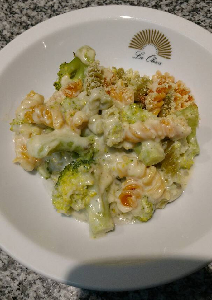 Una foto de Pasta en salsa mornay con brócolis gratinados