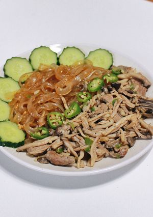 Hình của món Nấm xào miến thịt heo.