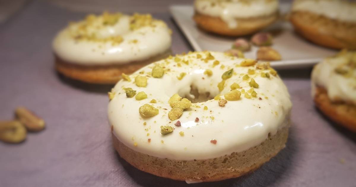 Donuts De Pistacho Y Chocolate Blanco Receta De Salma Cookpad