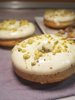 Una foto de Donuts de pistacho y chocolate blanco
