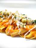 Fettuccine con crema di peperone, crumbl e ricotta salata