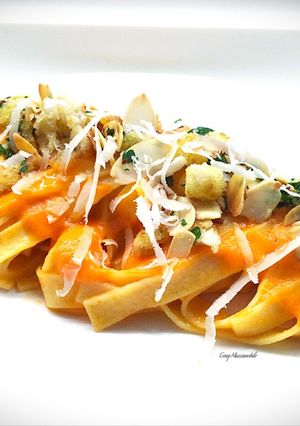 Foto di Fettuccine con crema di peperone, crumbl e ricotta salata