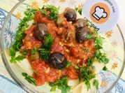 Una foto de rayada con tomate