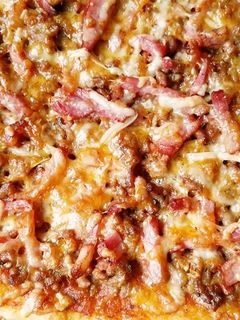 Una foto de Pizza de carne y bacon