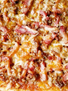 Una foto de Pizza de carne y bacon