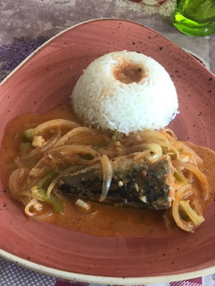 Una foto de Jurel enlatado en salsa de coco y tomate