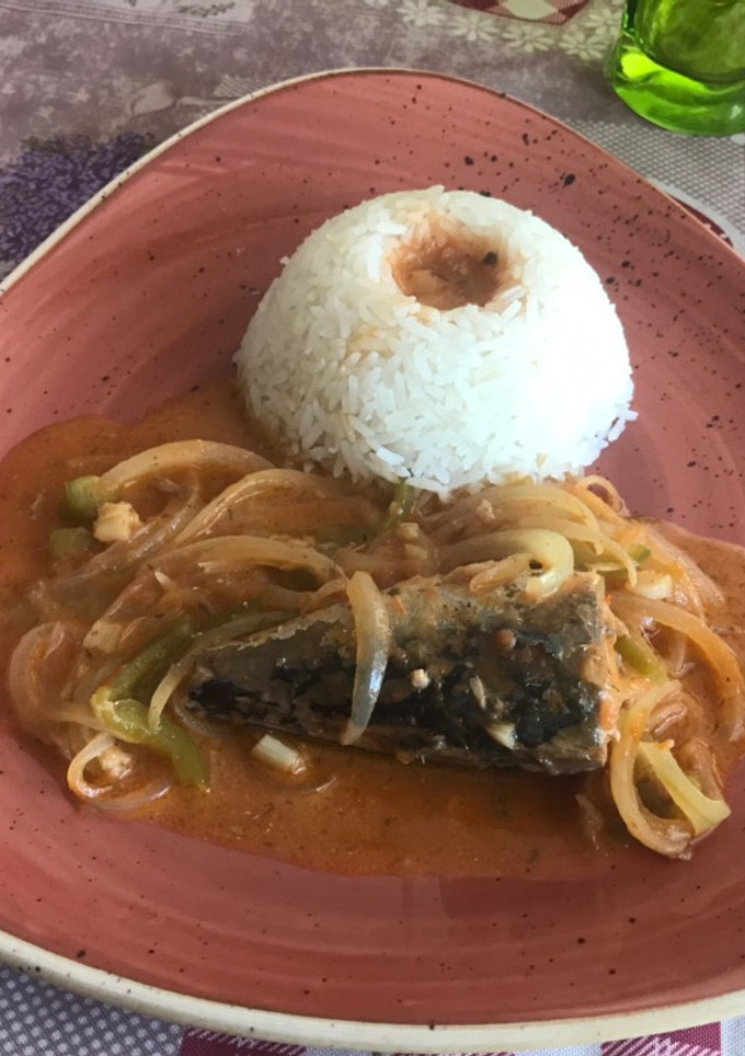 Una foto de Jurel enlatado en salsa de coco y tomate