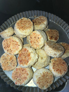 Una foto de Scones de queso🧀