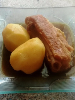 Una foto de Costillas con papas