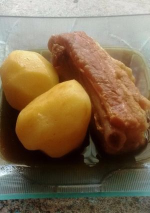 Una foto de Costillas con papas