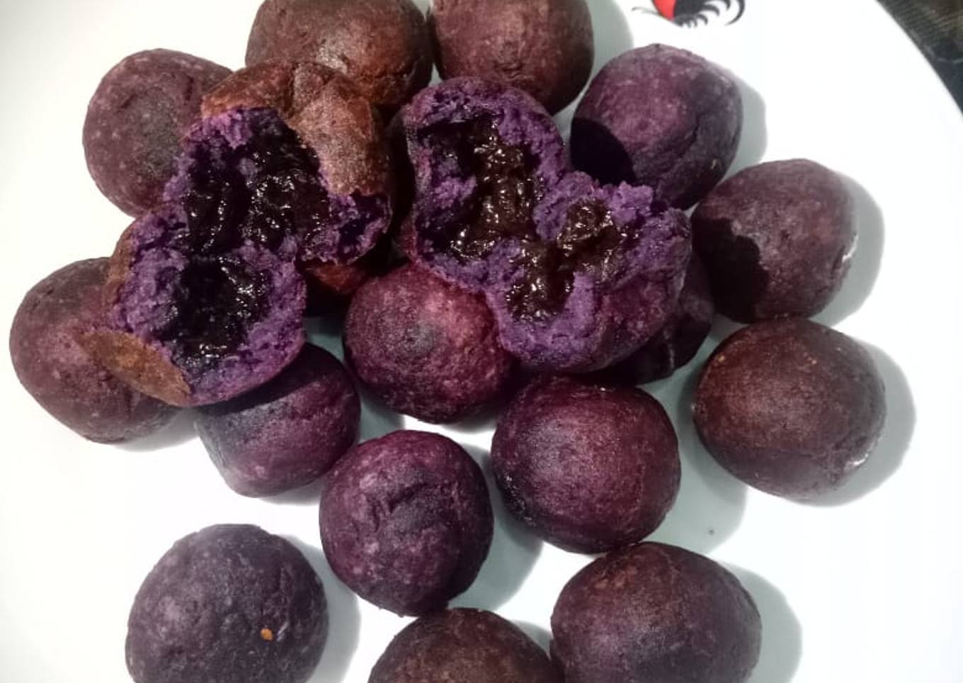 Bola bola ubi ungu isi coklat