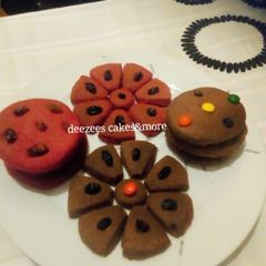 A picture of Raisins&chocolate cookies.